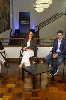 Frame da emissão, em que aparece o painel do debate.